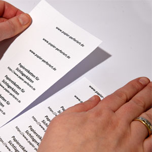 Die Papier-Etiketten 52,5 x 148,5 werden nach dem Bedrucken einfach an der Perforationslinie voneinander getrennt.